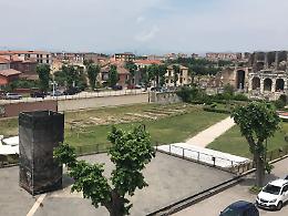 Abusi davanti all'Anfiteatro di Santa Maria Capua Vetere