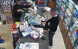 Rapine nelle farmacie, incastrato grazie ai tatuaggi