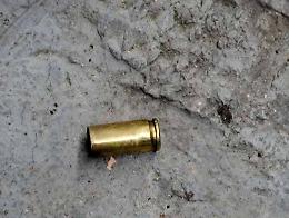 Colpi di pistola e auto incendiata a Secondigliano