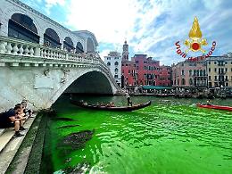 Venezia, chiazza verde fluo nel Canal Grande: «Liquido tracciante»