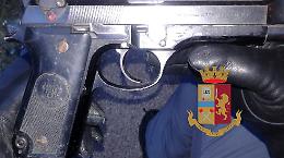 Fuorigrotta, sperona la volante e si libera di una pistola