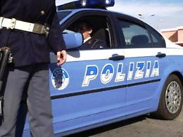Picchia e tenta di accoltellare un uomo, fermata dalla polizia