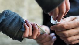 Sorpresi a vendere hashish a minorenni, arrestati fratello e sorella pusher