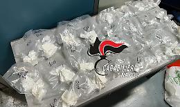 Oltre un chilo di cocaina in casa, tre in carcere