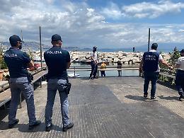 Venditrice abusiva di bevande aggredisce i poliziotti, arrestata