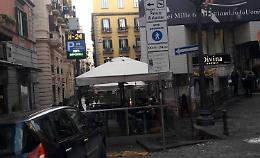 Raid ai tavolini del bar a Chiaia: turista rapinato dell'orologio
