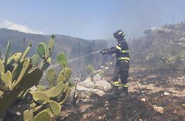 Salento, incendi Ugento e San Cataldo: in corso la bonifica dei roghi