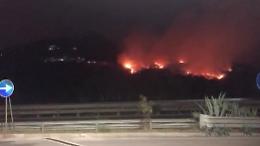 Maxi rogo sul Monte Gauro, paura al Rione Toiano