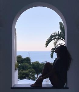 Belen a Capri, foto tampone negativo su Instagram