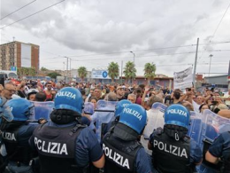 Stop al reddito di cittadinanza, proteste a Napoli: tensione con la polizia