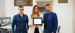 A Enza Amato targa per il memorial Apicella-Vivenzio