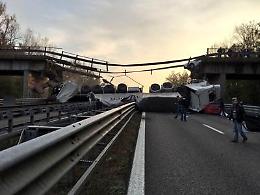 Cavalcavia crolla sulla statale 36, 1 morto e 5 feriti