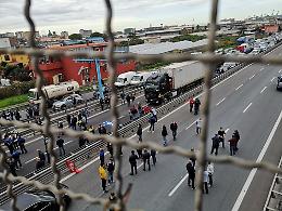 Whirlpool, operai bloccano raccordo autostradale