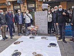 Protestano i ristoratori, piatti e bicchieri in strada