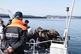 Cento pneumatici recuperati in mare tra Posillipo e Coroglio