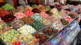 Napoli, Confcommercio: «Stop a vendita abusiva di dolci in strada»