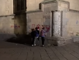 Ragazzini imbrattano la facciata di Santa Chiara a Napoli