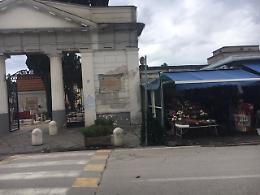 Castellammare: il sindaco rinnova le chiusure del cimitero, fiorai sul lastrico