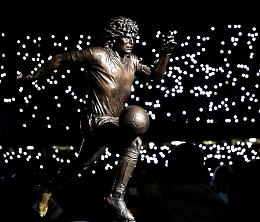 La statua di Maradona nel suo stadio