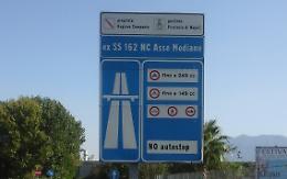 Martello contro l’auto, grave una donna