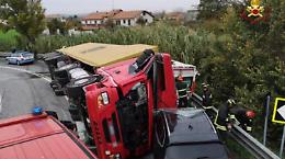 Ancona, tir schiaccia ambulanza: due morti