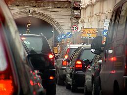 Napoli nella morsa dello smog: stop alle auto per sei giorni