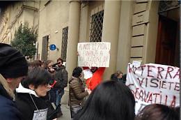 Assedio a Banca Etruria: «Rivogliamo i soldi che ci avete rubato»
