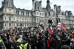 Francia, gilet gialli e sindacati in piazza insieme