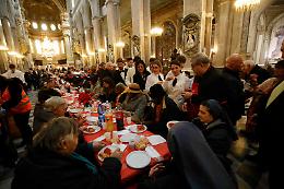 Covid a Napoli, il pranzo di beneficenza del Cardinale diventa pacco-dono