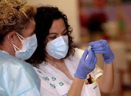Vaccino Covid Pfizer, consegna in ritardo a 8 Paesi europei