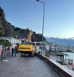 Opere abusive su stabilimento balneare a Pozzuoli, via all'abbattimento