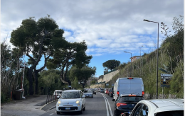 Covid, centinaia di auto per fare tamponi a Giugliano: è caos
