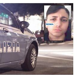 Fugge all’alt e si schianta: distrutti auto e cassonetti