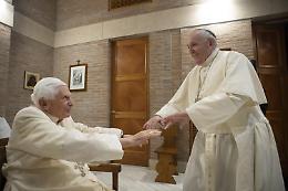 Ratzinger molto malato, il Papa: preghiamo per lui