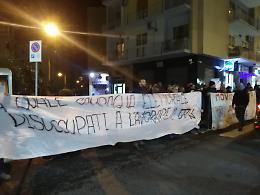 Ruotolo apre la campagna elettorale, protesta dei disoccupati