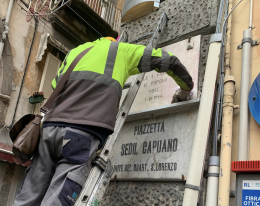 Napoli, ripulita la targa commemorativa dei caduti delle Quattro giornate