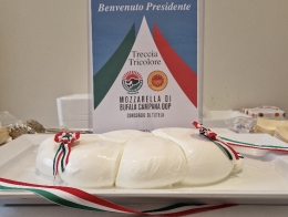 Mattarella alla Reggia, treccia tricolore dal Consorzio della mozzarella