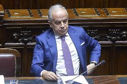Scontri Pisa, Piantedosi alla Camera: «Forze polizia non devono subire processi sommari»