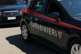 Uccide una donna, la mette in un congelatore, la fa a pezzi e la butta in un dirupo