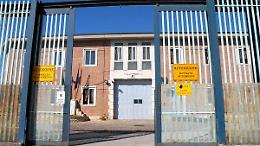 Il cane fiuta la droga, arrestata moglie di un detenuto