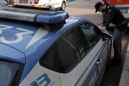 Tenta di sgozzare la moglie, poi si lancia dal balcone