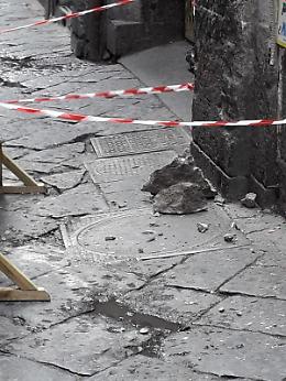 Cadono calcinacci da Palazzo Doria d'Angri, tragedia sfiorata nel centro storico