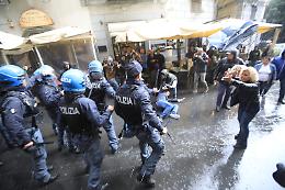 Zingaretti a Napoli, scontri tra polizia e manifestanti: un ferito
