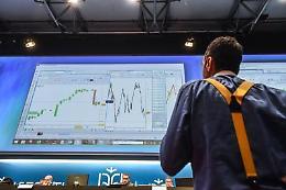 Piazza Affari positiva dopo il taglio di Fitch, tensioni sullo spread