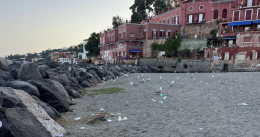Plastica e rifiuti sulla spiaggia libera delle Monache