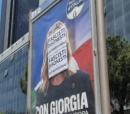 Meloni, manifesti imbrattati anche a Napoli