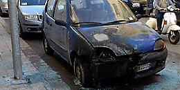 Auto in fiamme, salvati tre bambini