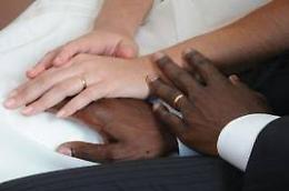 Prepara le carte per il matrimonio, scopre che ha già un marito nigeriano