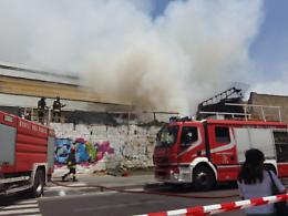 Incendio su via Marina, sfollati 20 extracomunitari: un ferito
