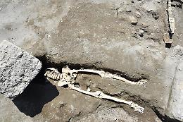 Scavi di Pompei, riemerge lo scheletro di uomo in fuga dall'eruzione